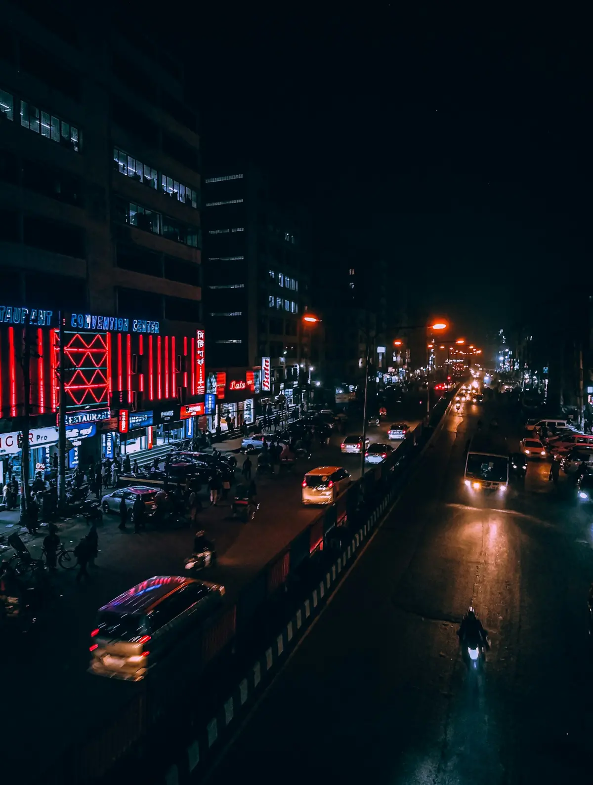 রাতে ঢাকার রাস্তায় আলো ঝলমলে যানবাহন