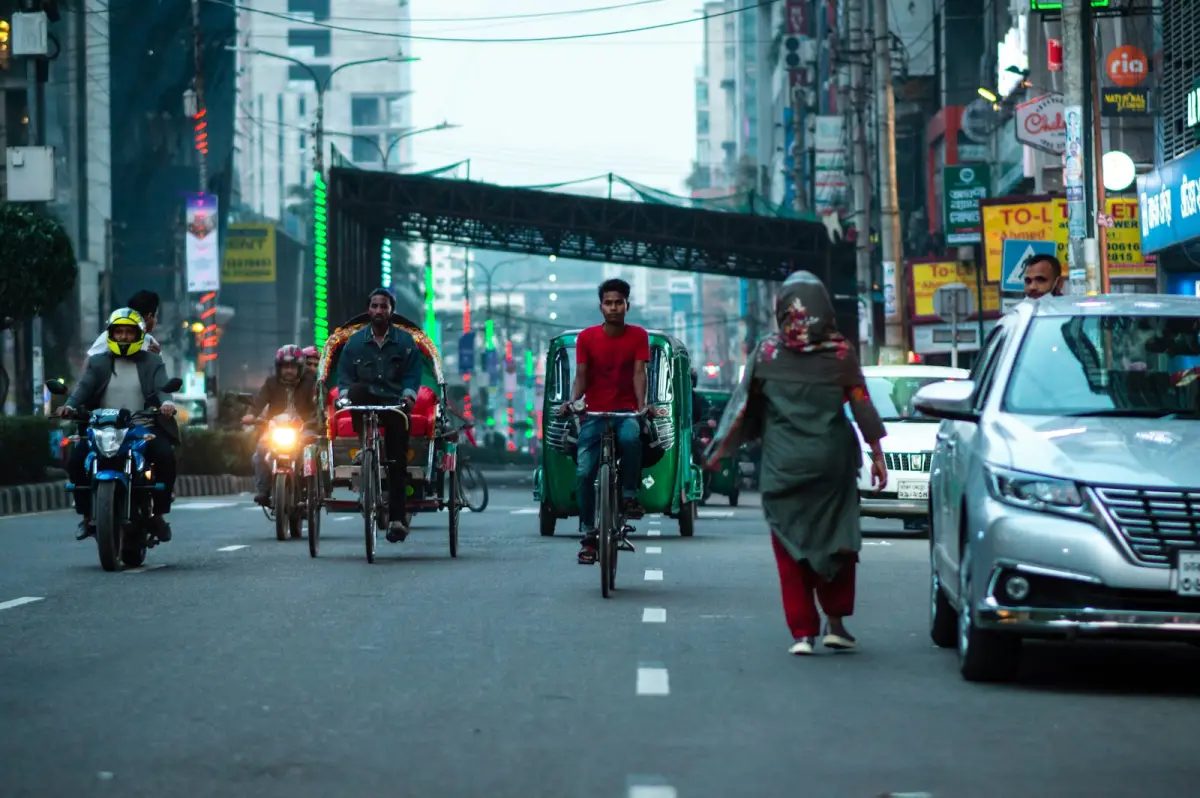 ঢাকার রাস্তায় রিকশা ও মানুষের চলাচল