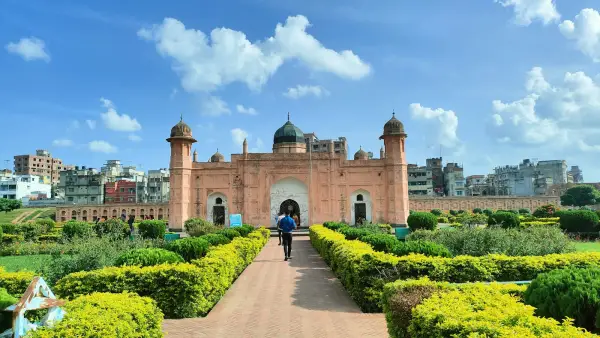 ঢাকার লালবাগ কেল্লা, সামনে সবুজ বাগান ও নীল আকাশ